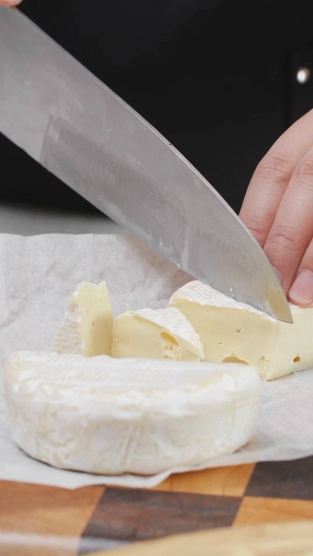 ①布里奶酪切塊、蘇打餅干掰成合適大小