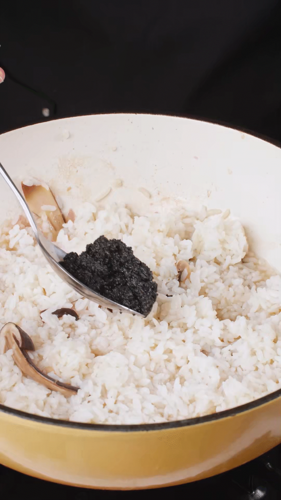 底油放入洋蔥爆香后加入黑皮雞樅菇、口蘑，用白葡萄酒增鮮
