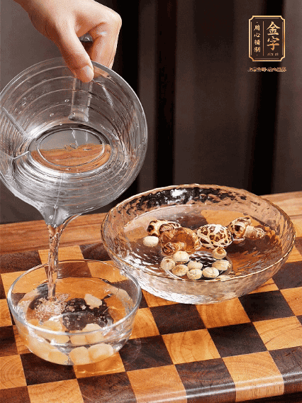 將雞肉、鮑魚(yú)、蝦仁焯水，冬菇、蓮子、干貝泡發(fā)