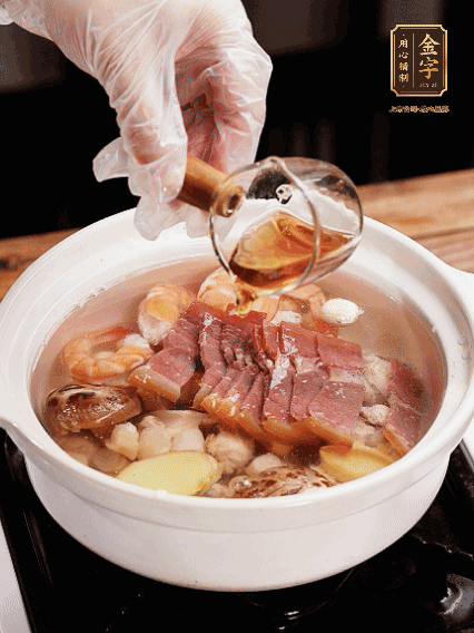 7種食材+帶皮冬瓜塊用砂鍋/電飯煲煮湯功能煮熟，少許鹽、花雕調(diào)味