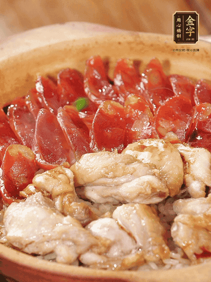 蓋蓋小火燜，沿鍋邊淋一圈油，轉動砂鍋燜4分鐘