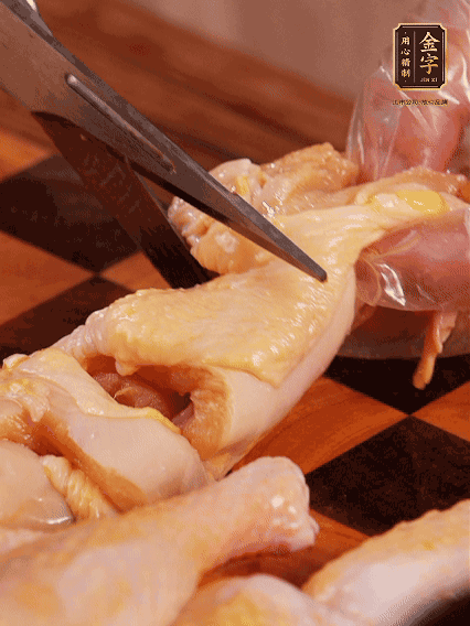 土雞處理干凈，切成大塊，加蔥姜、花雕酒、鹽腌制10分鐘