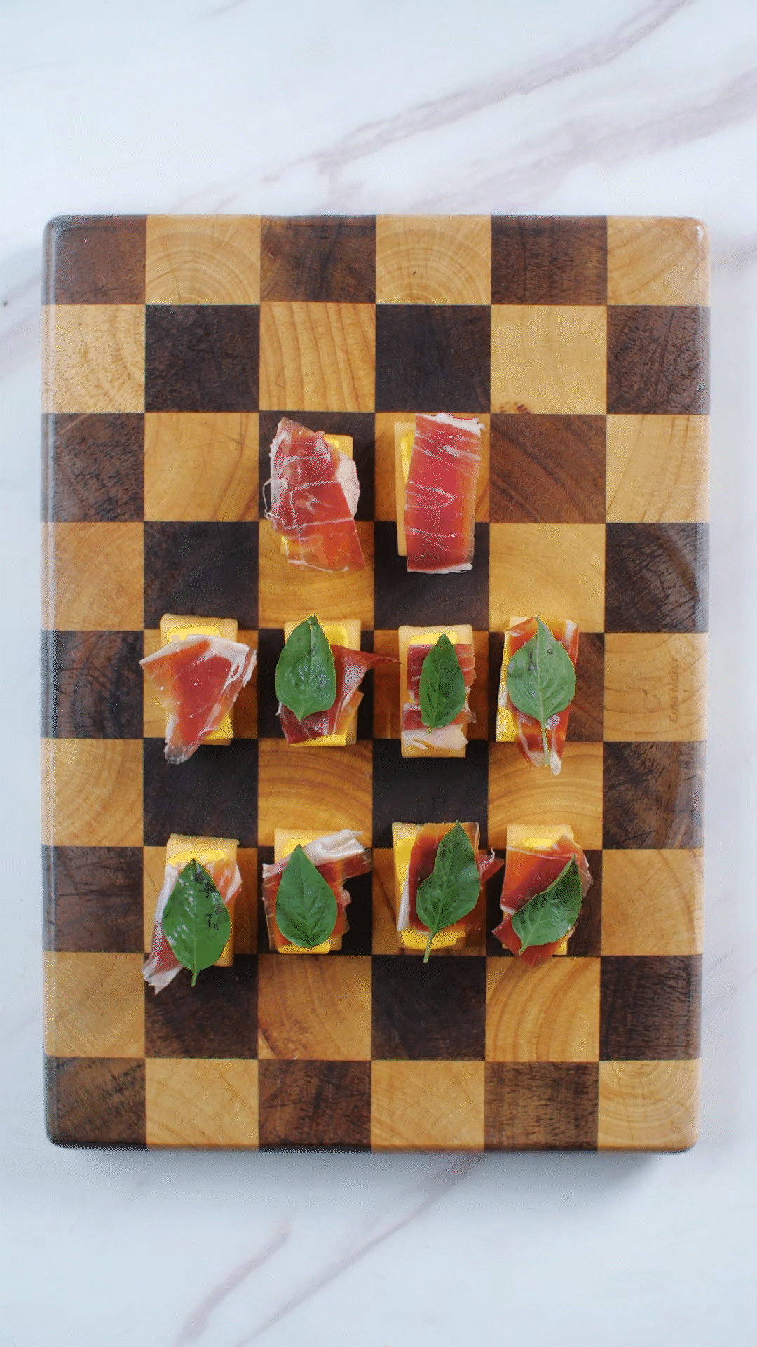 依次放上：奶酪、巴瑪火腿