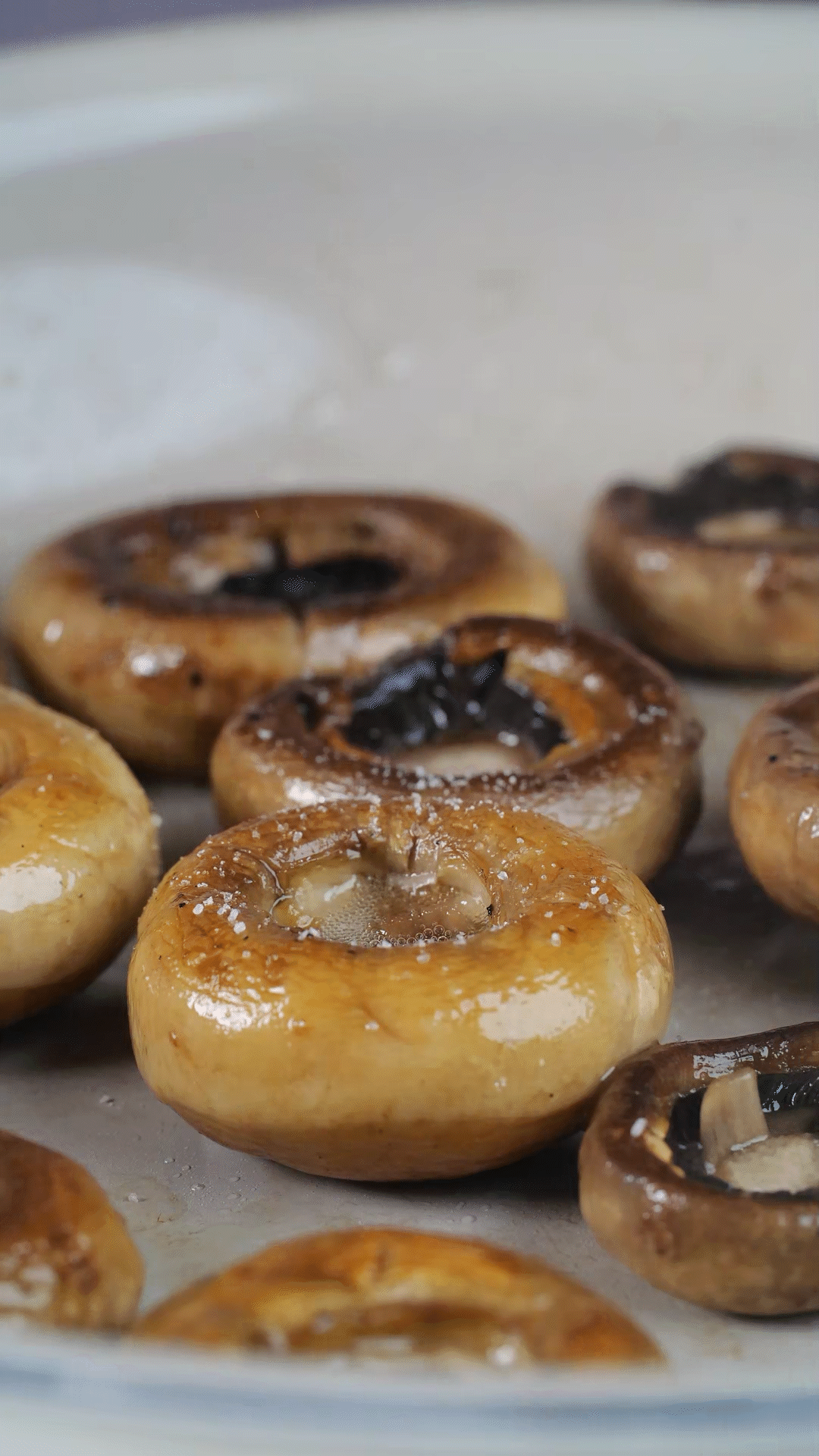 鍋內(nèi)放橄欖油，將口蘑煎至兩面微微焦黃，用黑胡椒海鹽調(diào)味