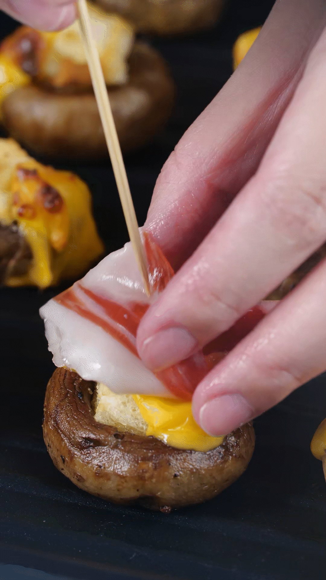 將火腿卷一卷，放在最頂部，插上竹簽