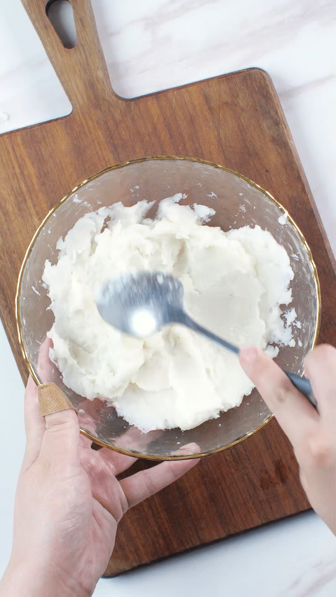 山藥去皮蒸熟，用涂抹奶酪、海鹽、橄欖油調(diào)味