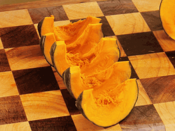 貝貝南瓜去瓤切小塊；干香菇熱水泡發(fā)，切條