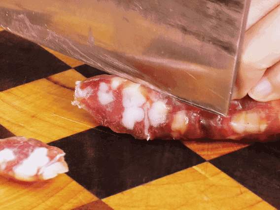 香腸少油煸出香味，下南瓜、板栗、香菇翻炒。2勺生抽、1勺老抽、1勺蠔油、1勺鹽、半勺糖調(diào)味