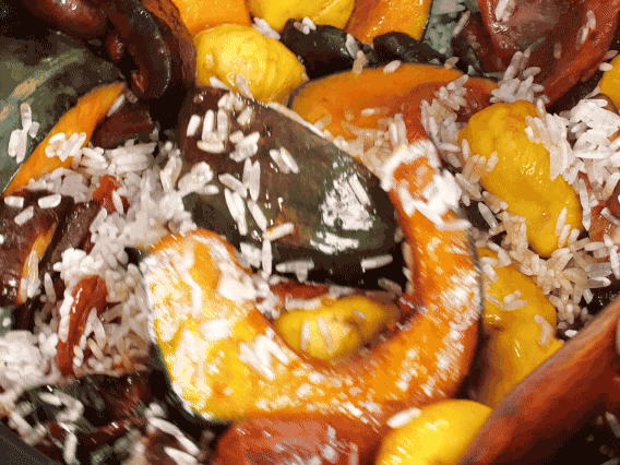 電飯煲正常煮飯模式煮飯。出鍋后撒點蔥花