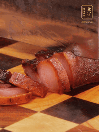 金字醬肉，煮熟切條；蓮藕去皮，切成條狀，焯水2分鐘