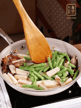 加少許生抽、蠔油、料酒、雞精調(diào)味，少許清水燜2分鐘，炒至豆角皺皮即可