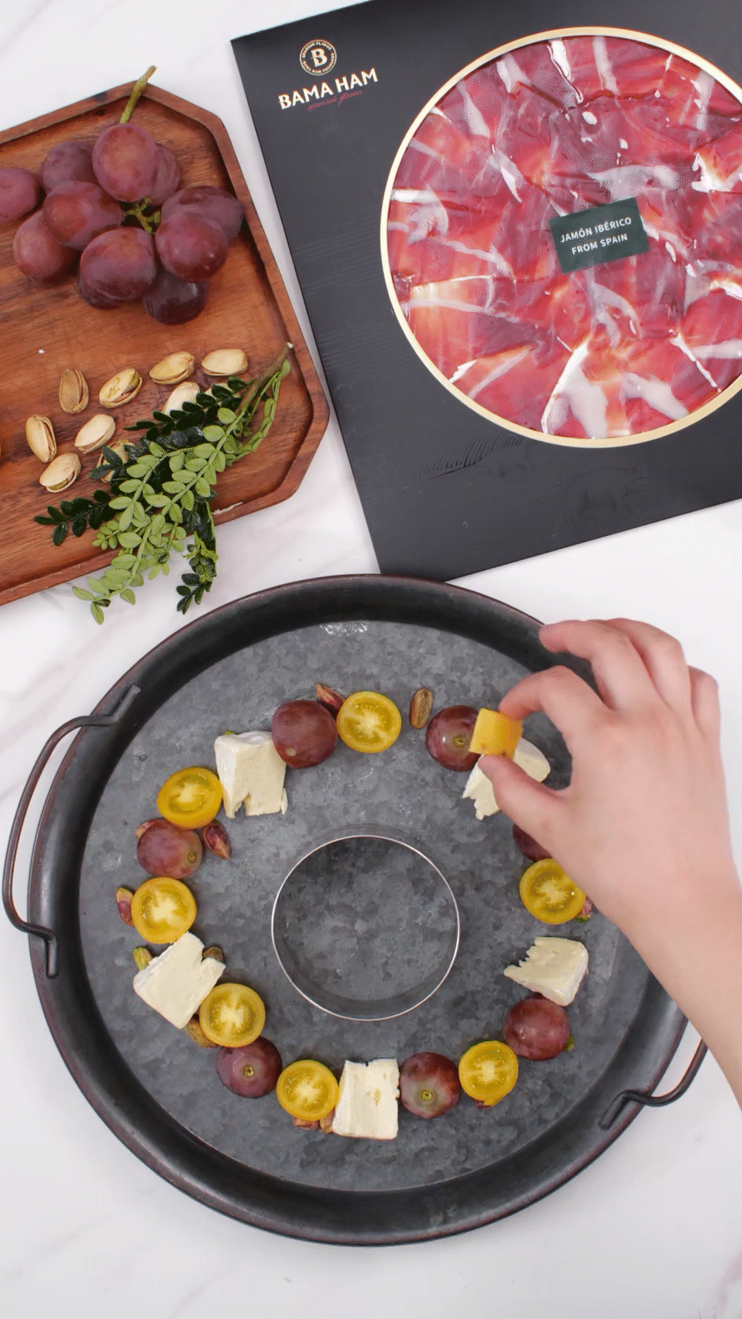 準(zhǔn)備一個大盤子，中間放上模具（或是一個空碗）預(yù)留空位，沿著磨具把食材擺盤成花環(huán)裝