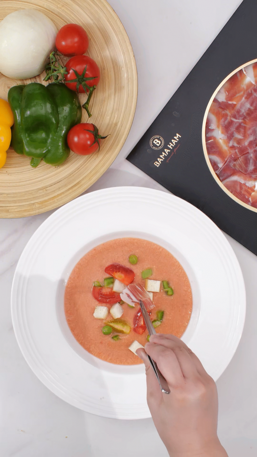 擺盤時(shí)，加入青豆，面包丁，黃瓜丁，烤面包丁，番茄丁