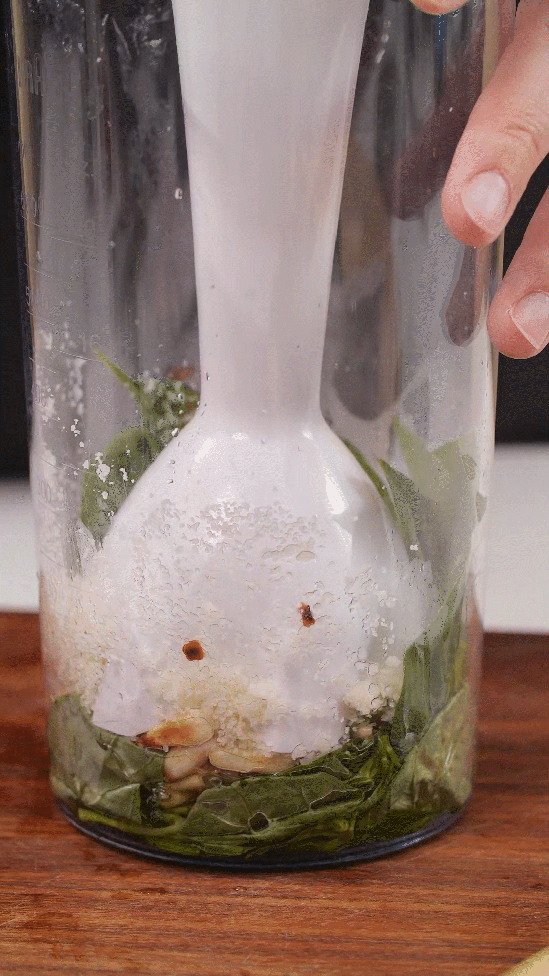 青醬制作：將羅勒去梗，只保留葉片，放入料理機(jī)
